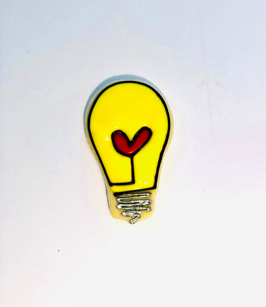 Lightbulb with heart icing example step 3